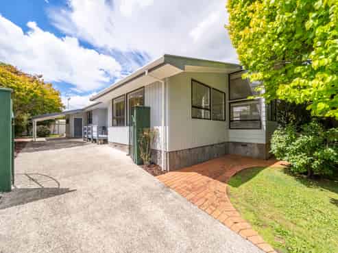 6 Denver Grove, Totara Park