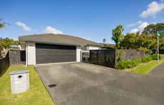 56 Ian Sage Avenue, Long Bay