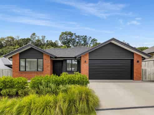 25 PAKANGA GROVE, Pyes Pa