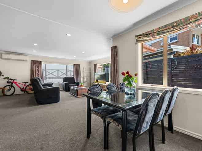 8A The Drive, Brookfield