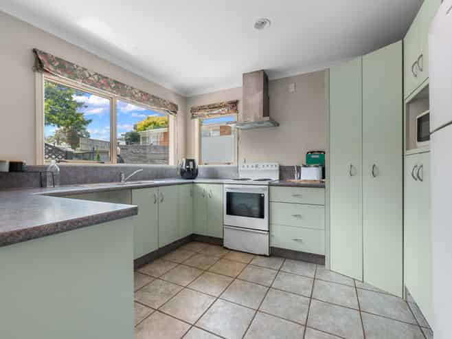 8A The Drive, Brookfield