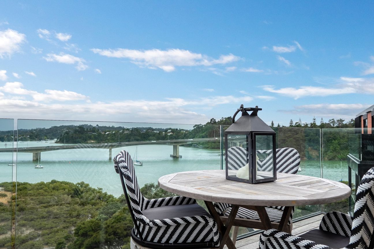 Waterfront Penthouse Living - On Top Of The World! - Bild 2