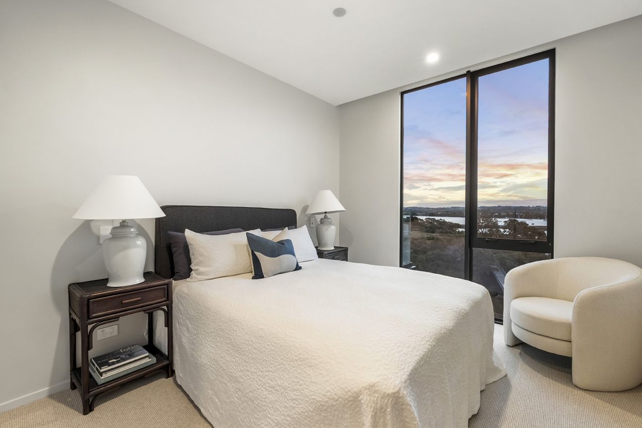 Waterfront Penthouse Living - On Top Of The World! - Fler