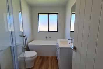 68  Oaks Drive, Lincoln