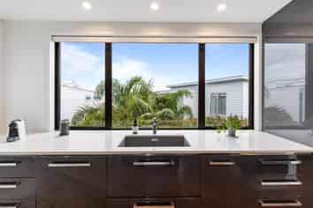 4C Beach Road, Castor Bay