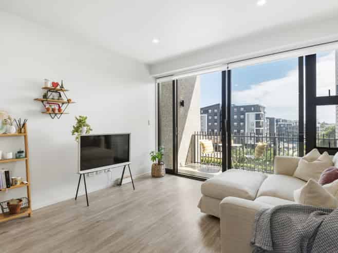 210/165 Lake Road, Northcote