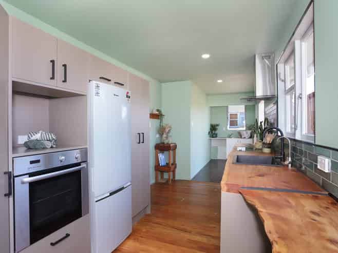 16 Kittyhawk Row, Bulls