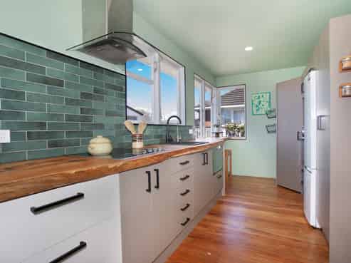 16 Kittyhawk Row, Bulls