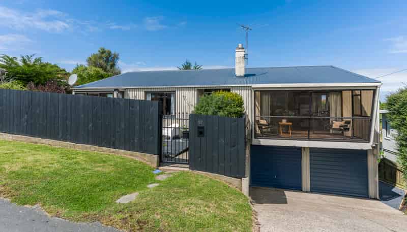 122 Larnach Road, Waverley