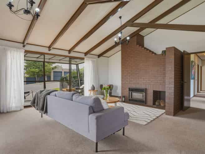 122 Larnach Road, Waverley