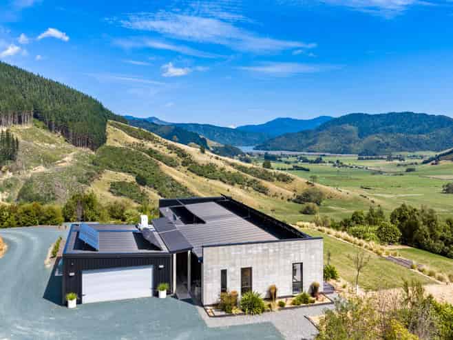 1424 Queen Charlotte Drive, Admiralty Bay