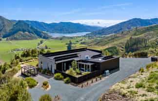 1424 Queen Charlotte Drive, Admiralty Bay