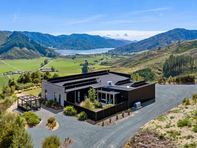 1424 Queen Charlotte Drive, Admiralty Bay