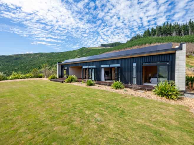 1424 Queen Charlotte Drive, Admiralty Bay