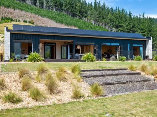 1424 Queen Charlotte Drive, Admiralty Bay