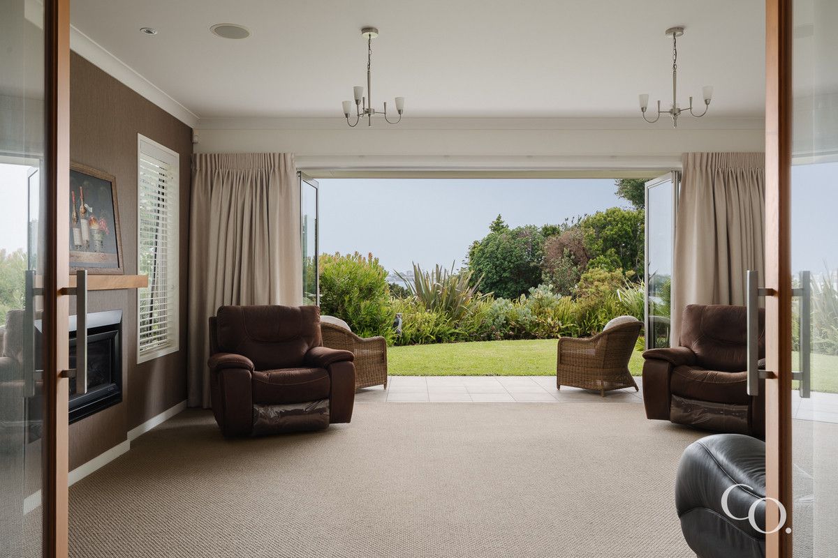 Elevated Privacy with Panoramic Views - Mehr