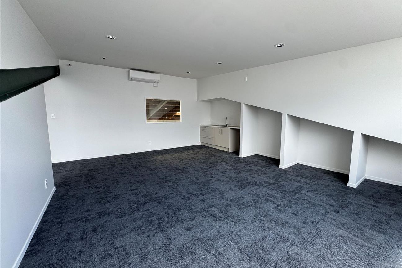 CBRE | Recently Refurbished & Standalone – další