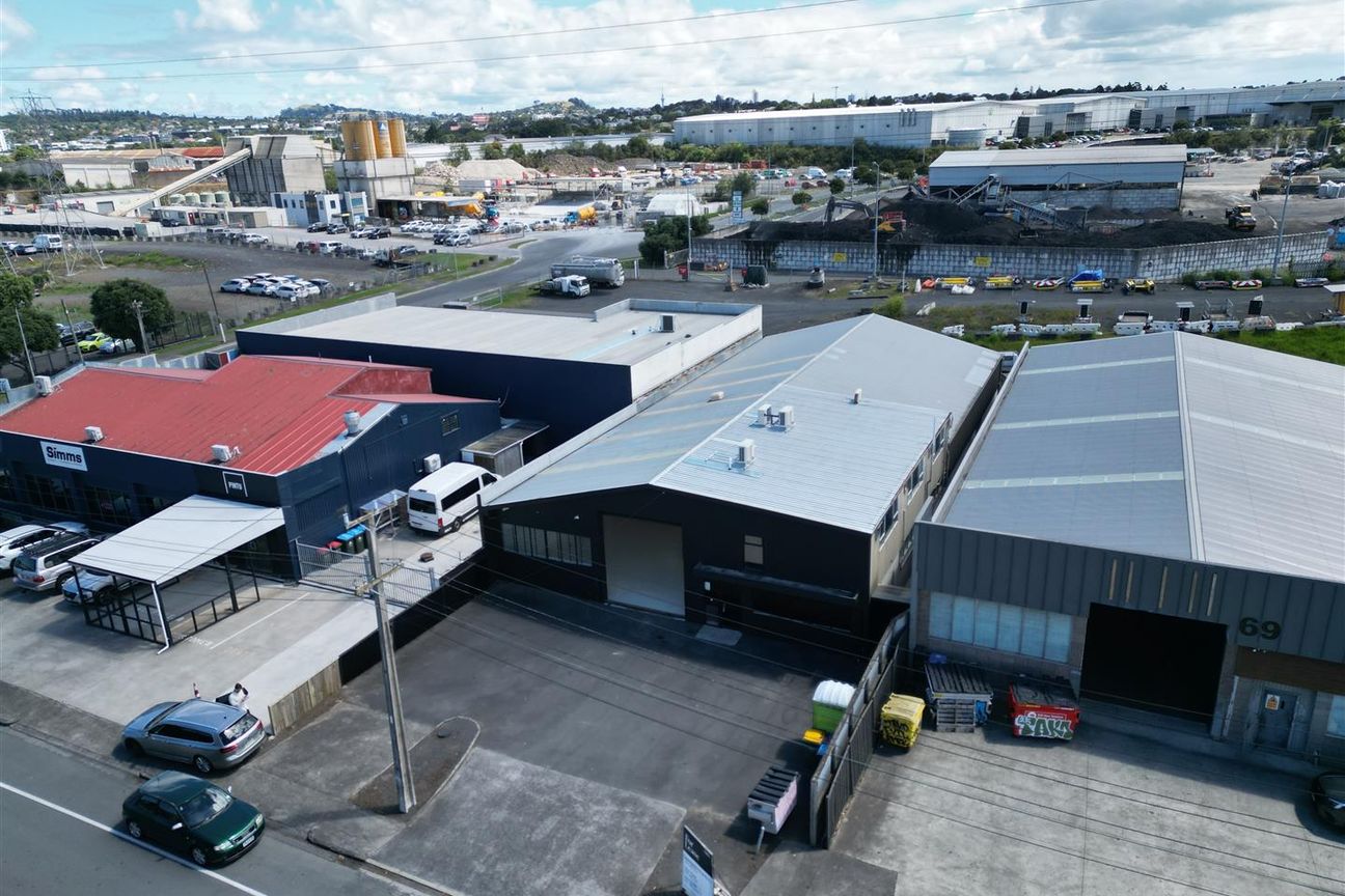 CBRE | Recently Refurbished & Standalone – pohled 2