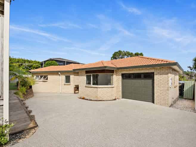 18 Folkestone Street, Murrays Bay