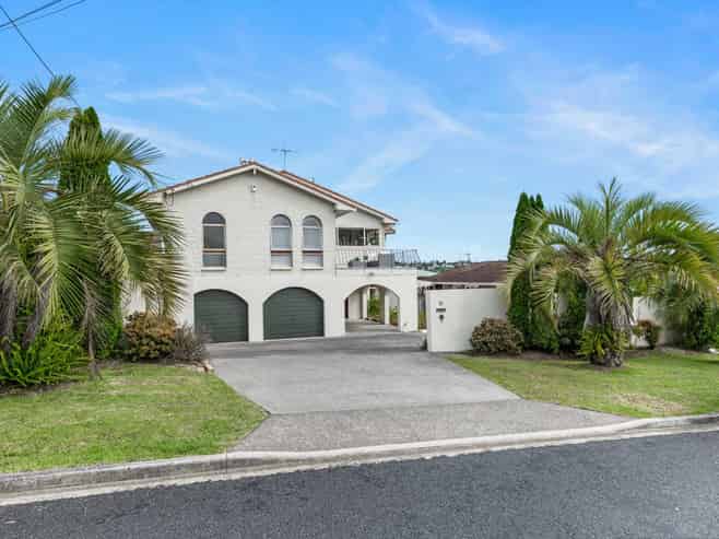 18 Folkestone Street, Murrays Bay