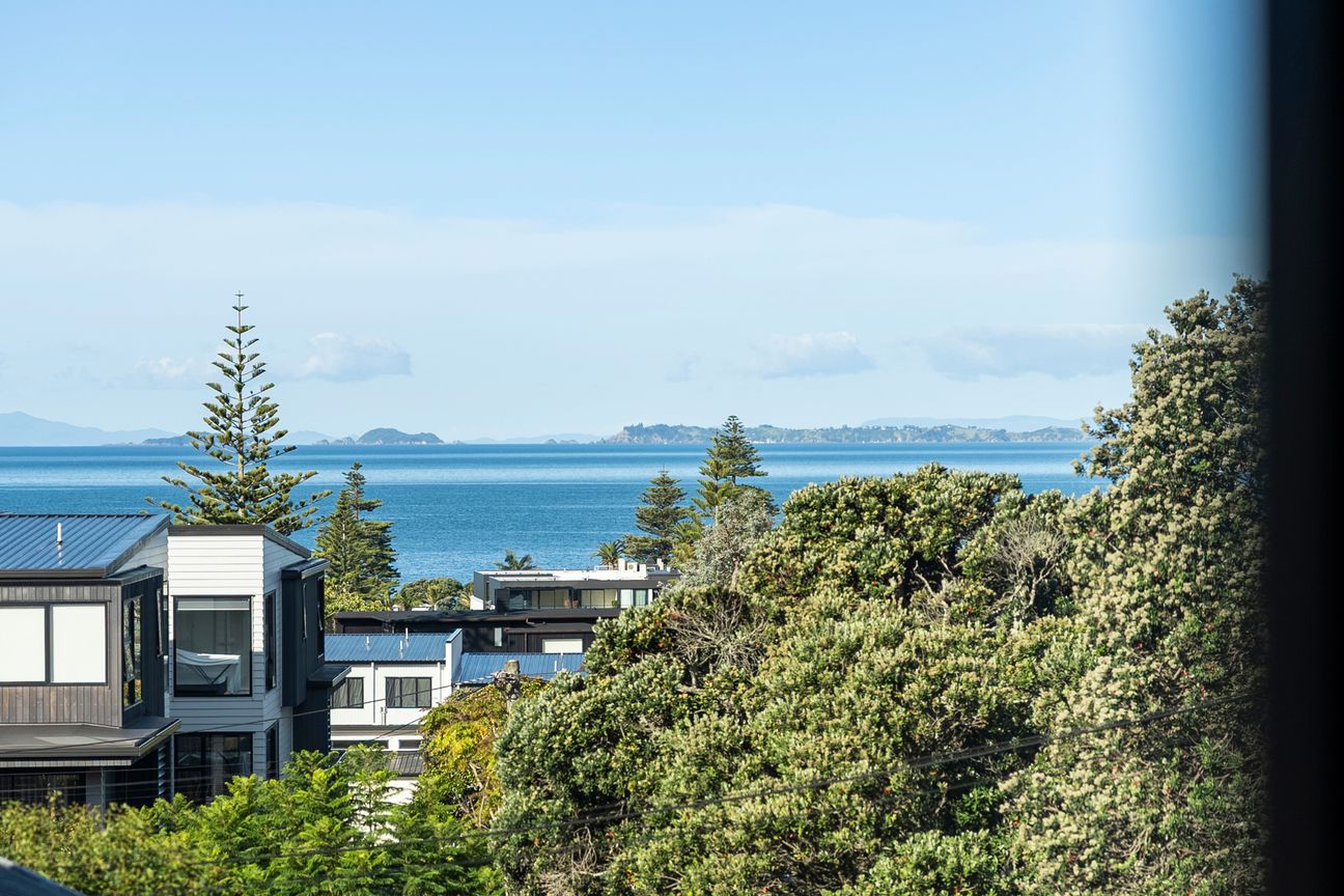 STYLISH FREEHOLD RANGI HOME WITH SEA VIEWS - Aanzicht 2
