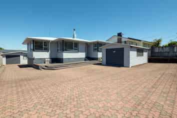 304 Clayton Road, Pukehangi