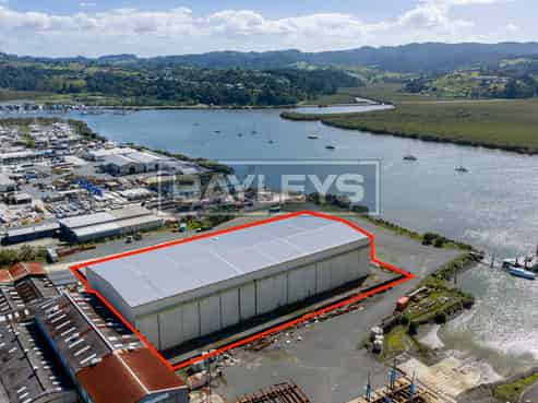 Bulk industrial premises – For sale or lease
