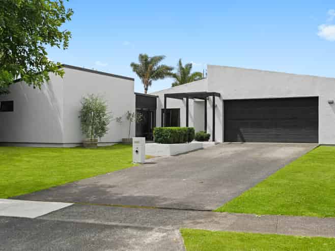 9 Grasmere Court, Huntington