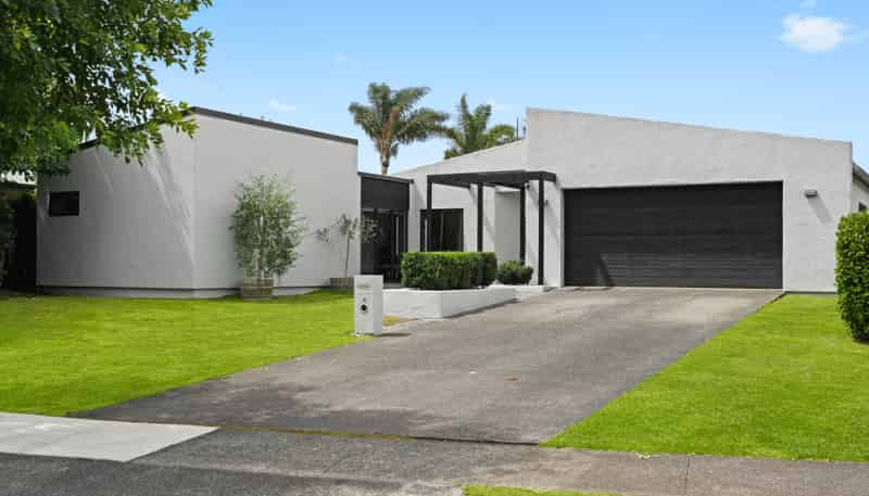 9 Grasmere Court, Huntington