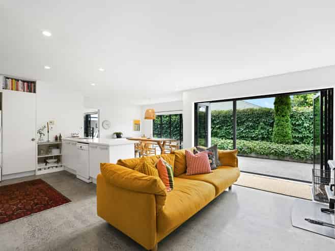 9 Grasmere Court, Huntington