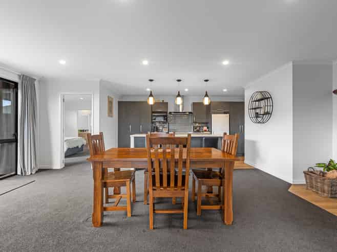 8 Cowell Crescent, Pyes Pa