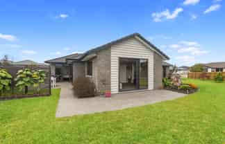 8 Cowell Crescent, Pyes Pa