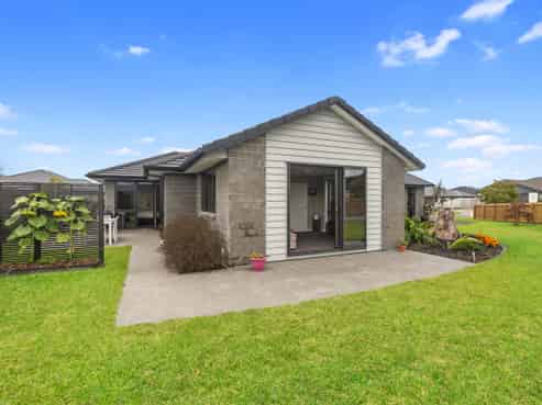 8 Cowell Crescent, Pyes Pa