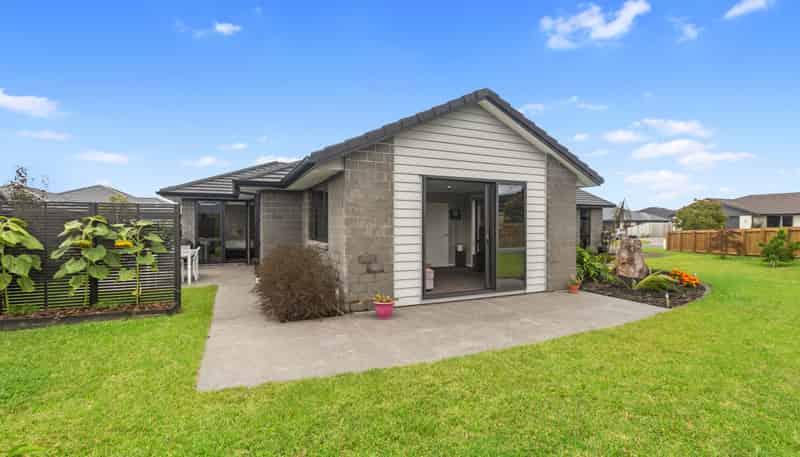 8 Cowell Crescent, Pyes Pa