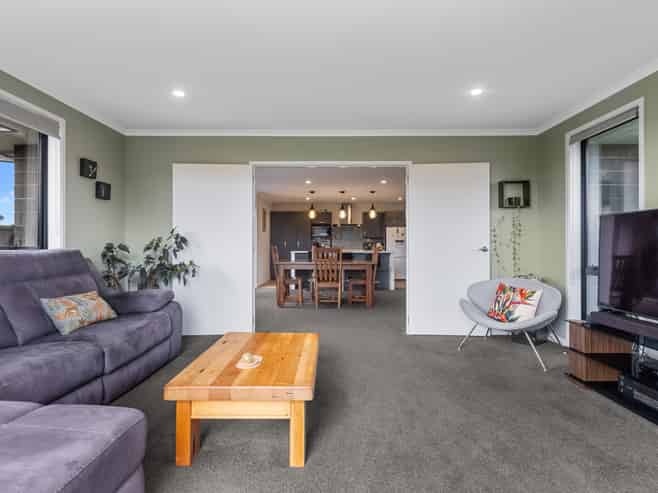 8 Cowell Crescent, Pyes Pa