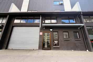 TIDY WAREHOUSE WITH FOUR CAR PARKS
