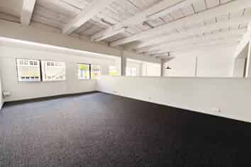 TIDY WAREHOUSE WITH FOUR CAR PARKS
