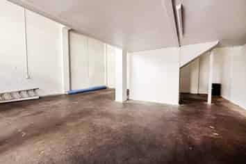 TIDY WAREHOUSE WITH FOUR CAR PARKS
