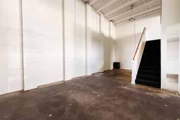 TIDY WAREHOUSE WITH FOUR CAR PARKS
