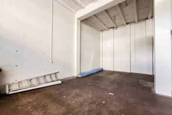 TIDY WAREHOUSE WITH FOUR CAR PARKS
