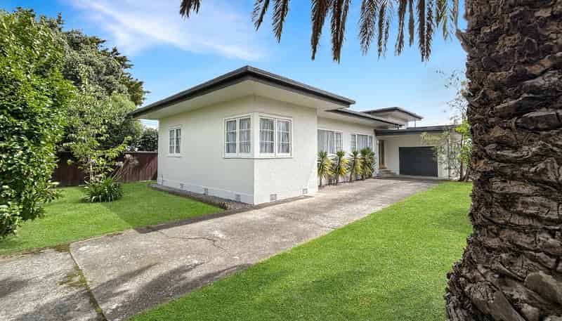 303 College Street , West End