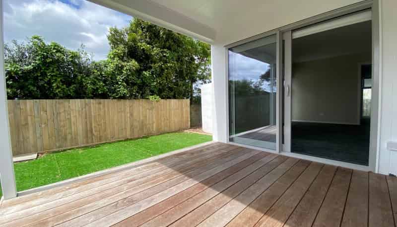 1/804 Whangaparaoa Road, Manly