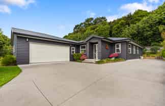 69 Bathurst Crescent, Pyes Pa