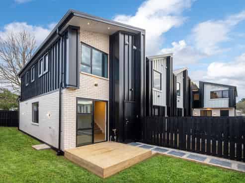 8/9 Blanes Road, Weymouth