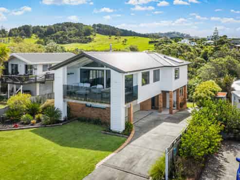 11 Barrier View Road, Leigh