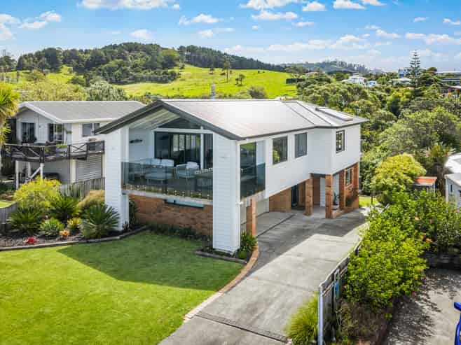 11 Barrier View Road, Leigh