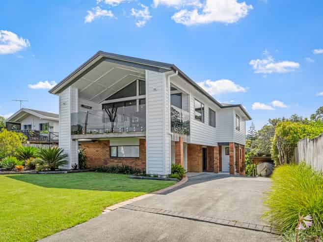 11 Barrier View Road, Leigh