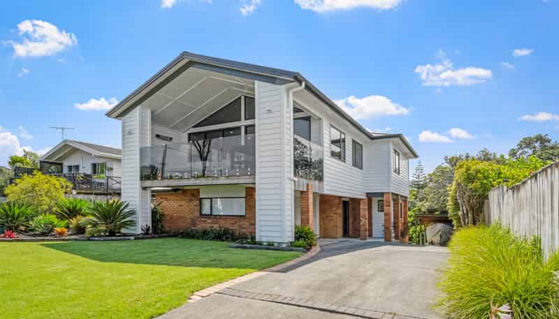 11 Barrier View Road, Leigh