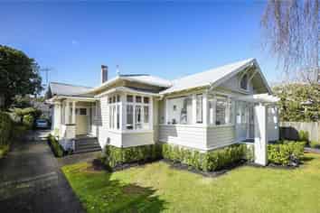 2/4 Crescent Road, Epsom