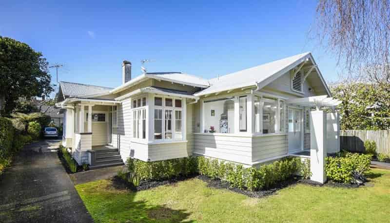 2/4 Crescent Road, Epsom